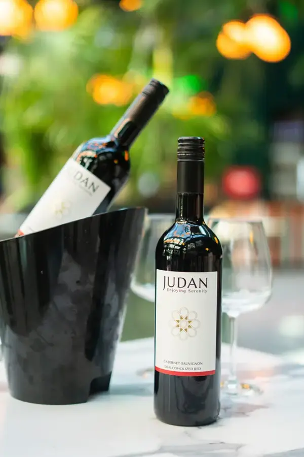 Botella de vino tinto sin alcohol Judan cabernet sauvignon - nada de alcohol, todo el sabor.