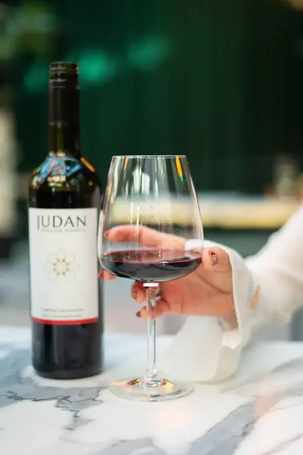 Botella de vino tinto sin alcohol Judan cabernet sauvignon - nada de alcohol, todo el sabor.