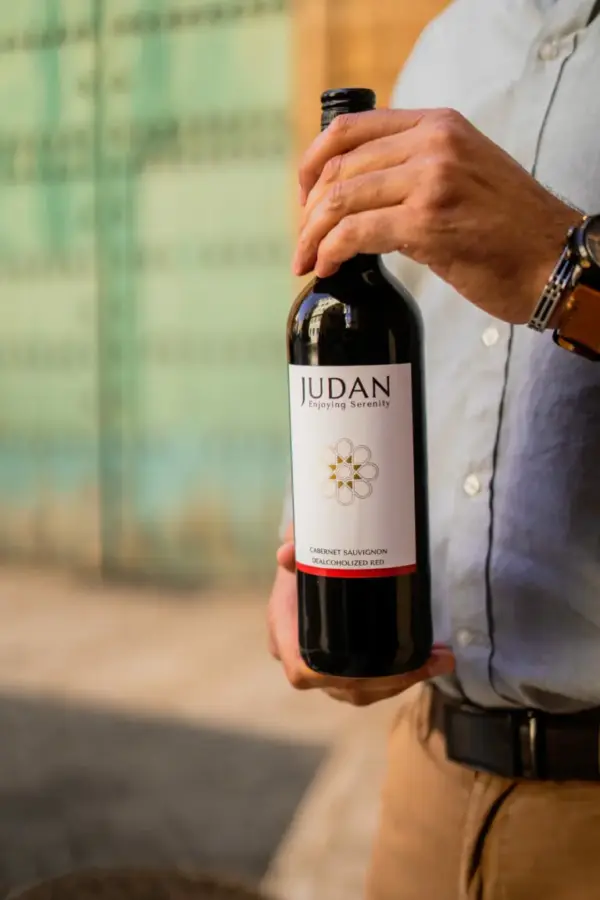 Botella de vino tinto sin alcohol Judan cabernet sauvignon - nada de alcohol, todo el sabor.