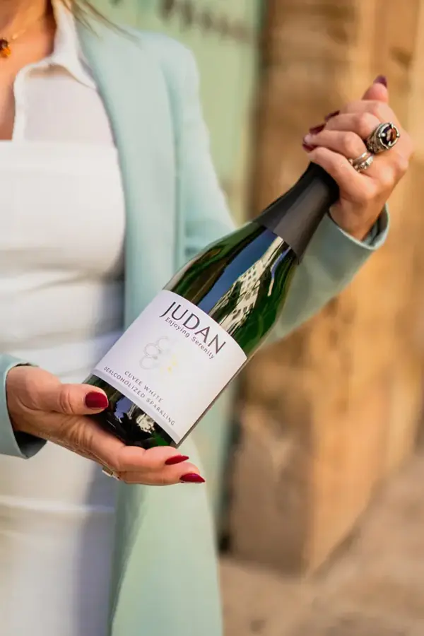 Botella de vino blanco sin alcohol Judan cuvée white - nada de alcohol, todo el sabor.