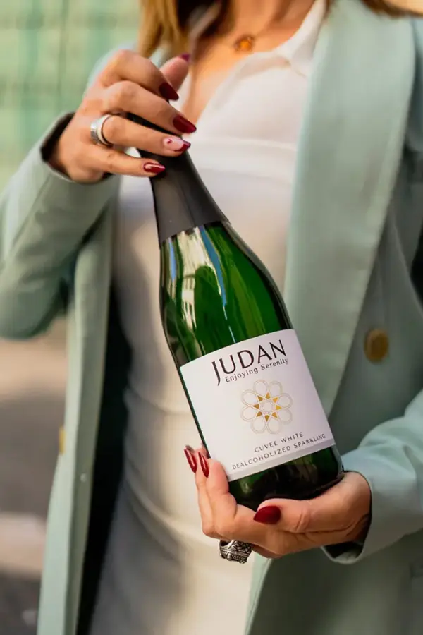 Botella de vino blanco sin alcohol Judan cuvée white - nada de alcohol, todo el sabor.