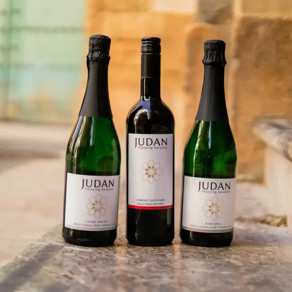 Pack bienvenida con tres botellas JUDAN - nada de alcohol, todo el sabor.