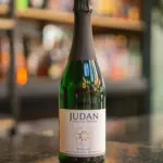 Botella de vino blanco sin alcohol Judan Riesling - nada de alcohol, todo el sabor.