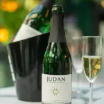 Botella de vino blanco sin alcohol Judan Riesling - nada de alcohol, todo el sabor.
