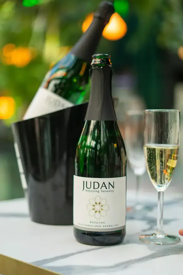 Botella de vino blanco sin alcohol Judan Riesling - nada de alcohol, todo el sabor.