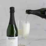 Botella de vino blanco sin alcohol Judan Riesling - nada de alcohol, todo el sabor.