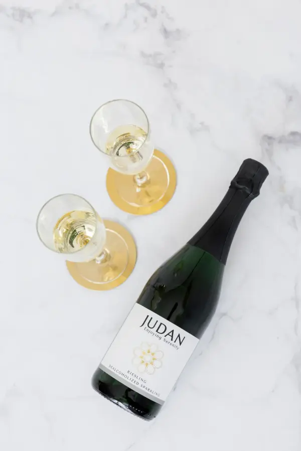 Botella de vino blanco sin alcohol Judan Riesling - nada de alcohol, todo el sabor.