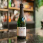 Botella de vino blanco sin alcohol Judan Riesling - nada de alcohol, todo el sabor.