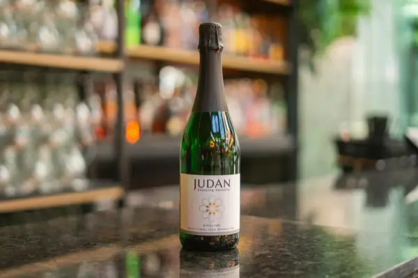 Botella de vino blanco sin alcohol Judan Riesling - nada de alcohol, todo el sabor.